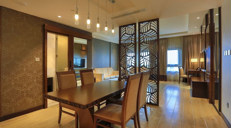 4* Metropolitan Hotel Dubai vb.