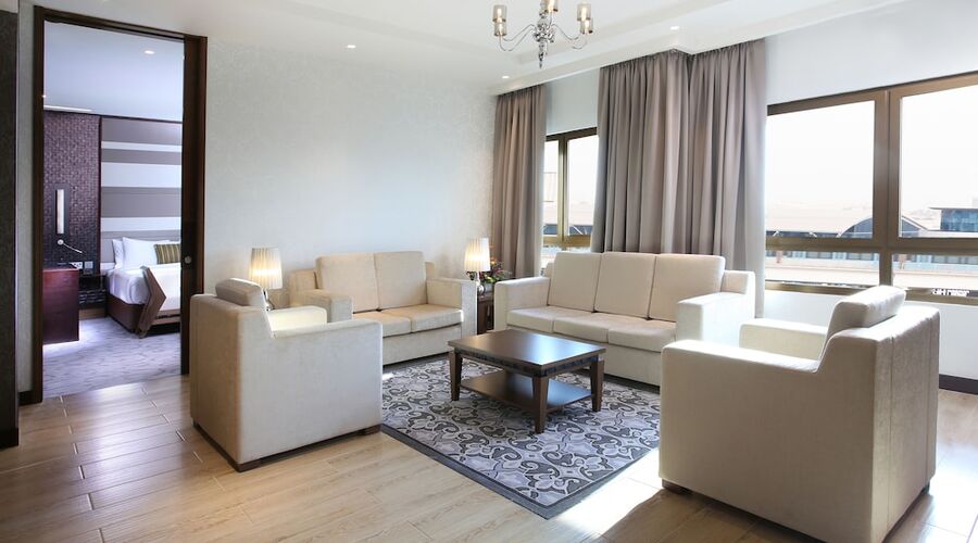 4* Metropolitan Hotel Dubai vb.