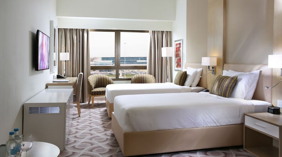 4* Metropolitan Hotel Dubai vb.