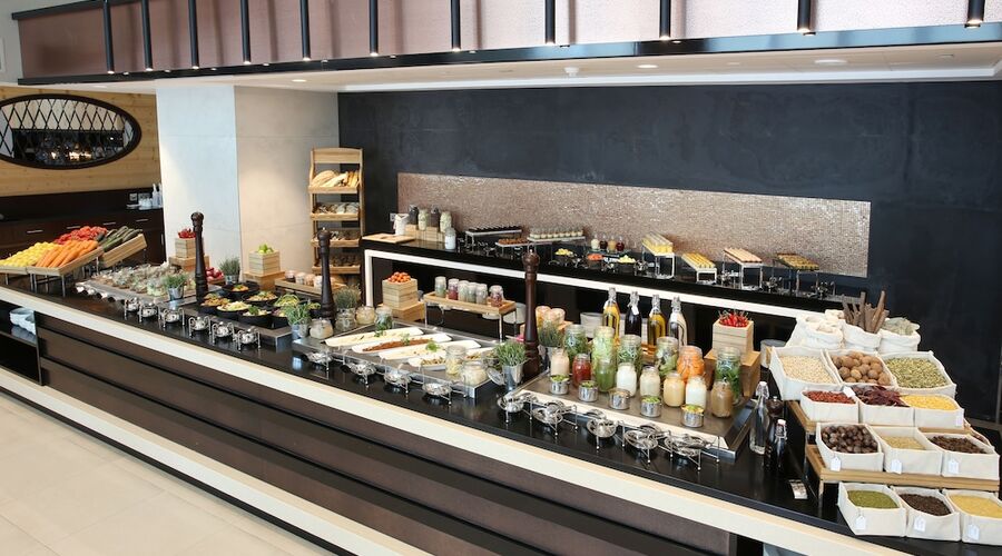 4* Metropolitan Hotel Dubai vb.