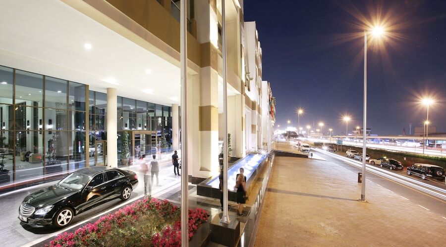 4* Metropolitan Hotel Dubai vb.