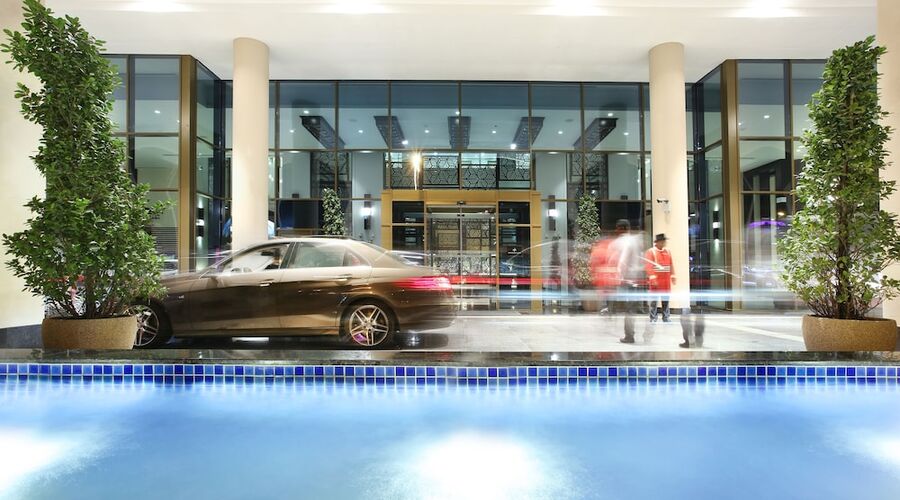 4* Metropolitan Hotel Dubai vb.