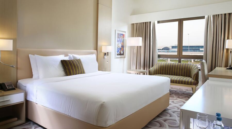 4* Metropolitan Hotel Dubai vb.