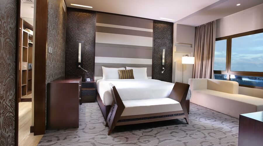 4* Metropolitan Hotel Dubai vb.