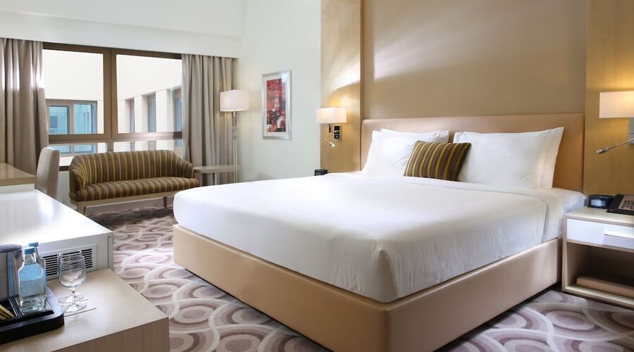 4* Metropolitan Hotel Dubai vb.