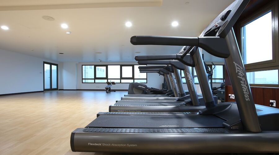 4* Metropolitan Hotel Dubai vb.