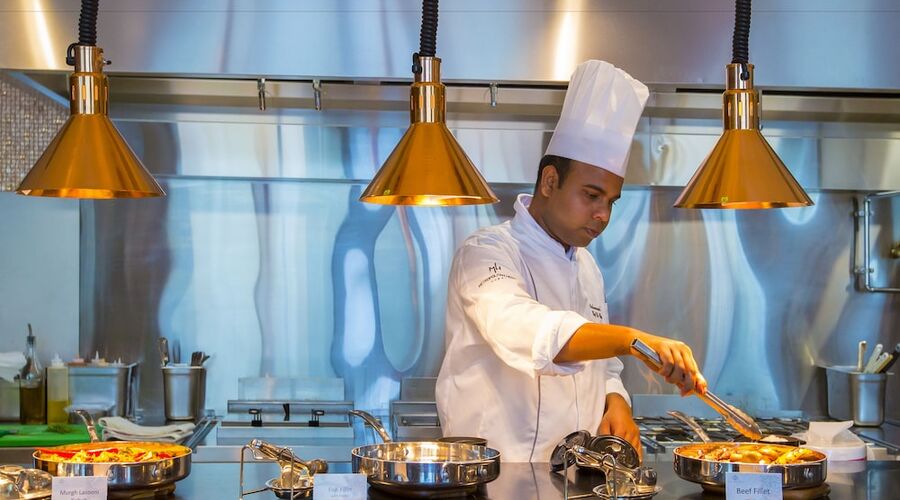 4* Metropolitan Hotel Dubai vb.