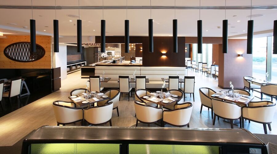 4* Metropolitan Hotel Dubai vb.