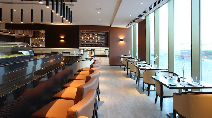 4* Metropolitan Hotel Dubai vb.