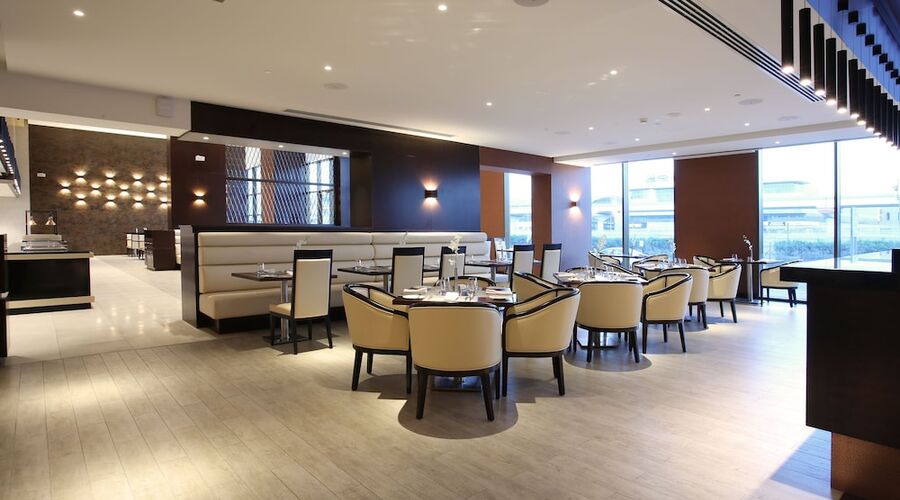 4* Metropolitan Hotel Dubai vb.