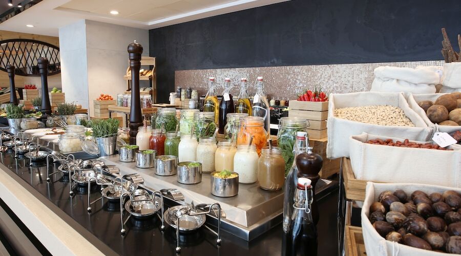4* Metropolitan Hotel Dubai vb.