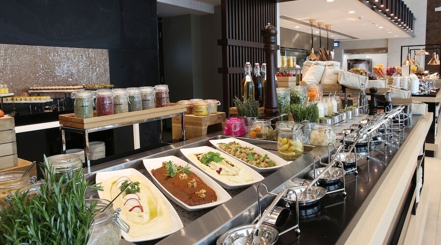 4* Metropolitan Hotel Dubai vb.