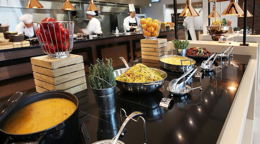 4* Metropolitan Hotel Dubai vb.