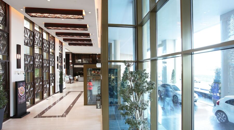 4* Metropolitan Hotel Dubai vb.