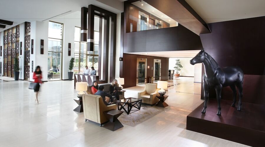 4* Metropolitan Hotel Dubai vb.