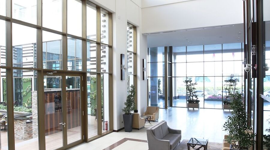 4* Metropolitan Hotel Dubai vb.
